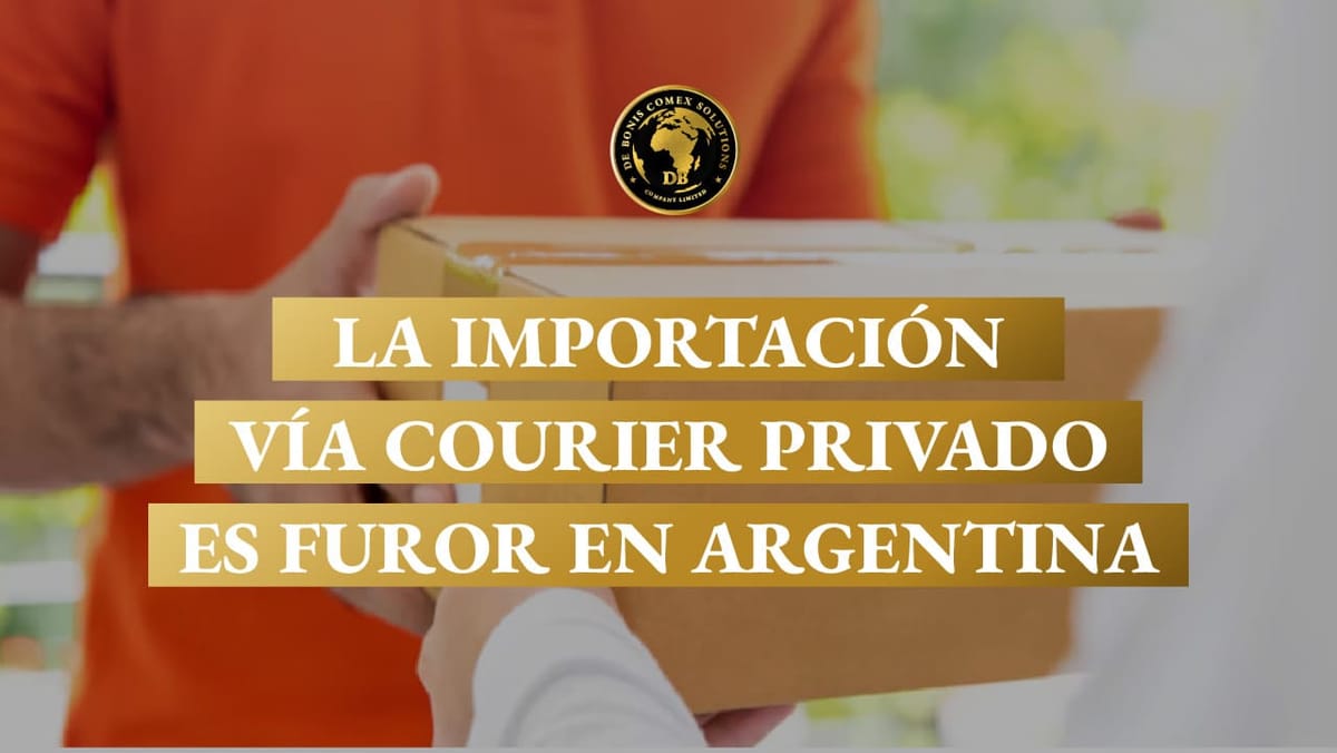 Persona entregando un paquete en manos de un cliente, representando el crecimiento de la importación mediante courier privado