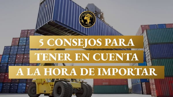 Un montacargas levanta un contenedor en un puerto rodeado de pilas de carga internacional, representando los procesos clave p